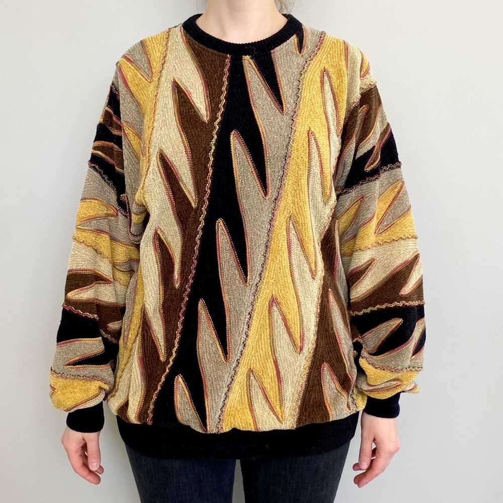 Tundra Canada 3D knit chenille crewneck sweater. 💛